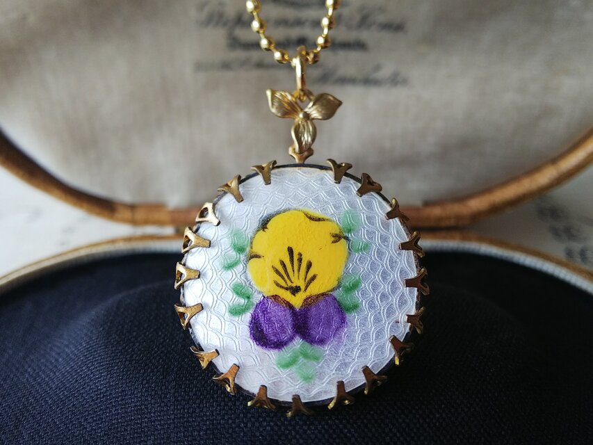 ヴィンテージ　パンジー／エナメルギロッシュ　可憐なネックレス