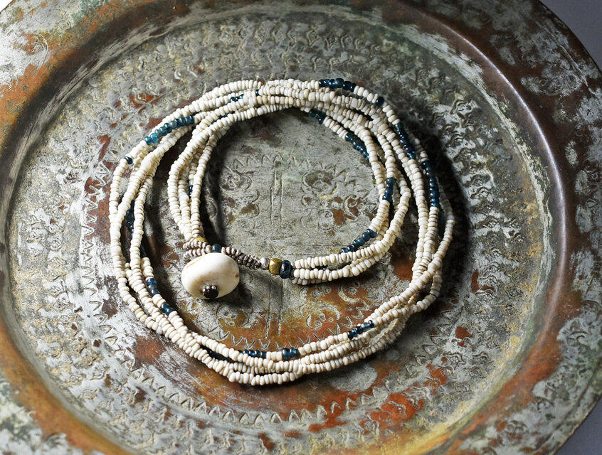 アンティークホワイトシードビーズとインディゴブルーアンティークビーズの4連ネックレス（貝留め金）