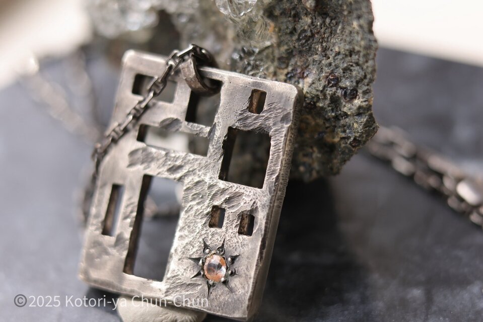 【完全新作！】バイカラーサファイア　重いよ！石板ペンダント（チェーン付き）【朽果】