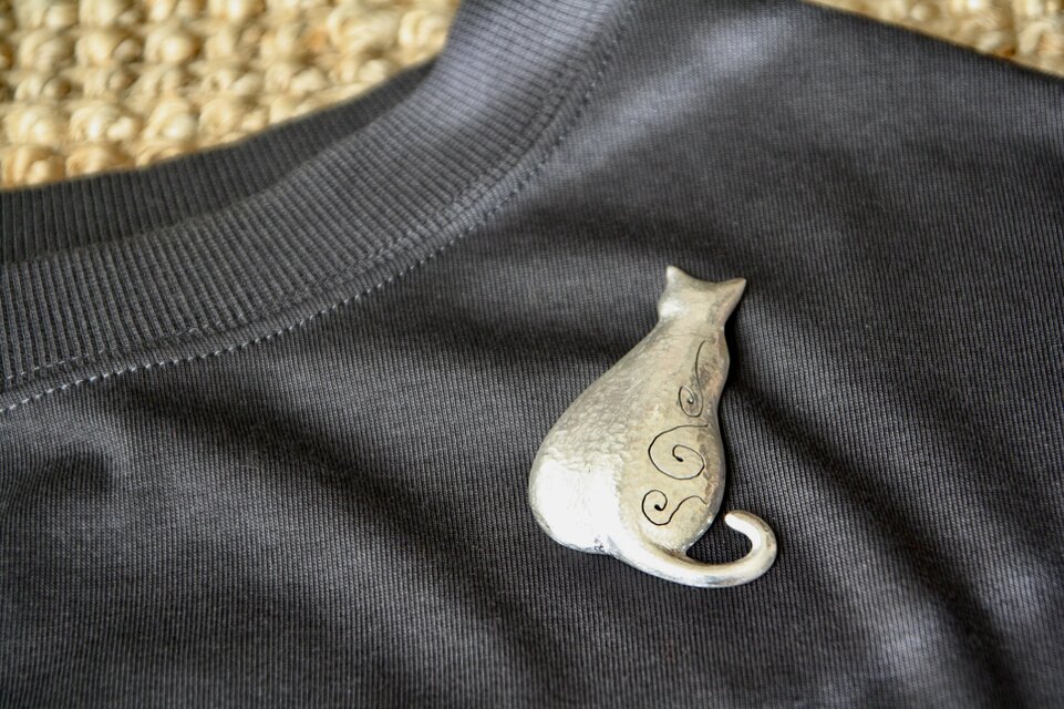 唐草猫ブローチ