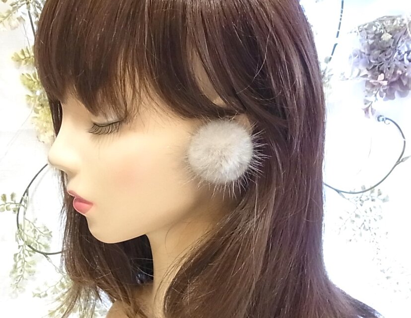 イヤリング ミンクファー 蝶ばね式 痛くないイヤリング　グレー