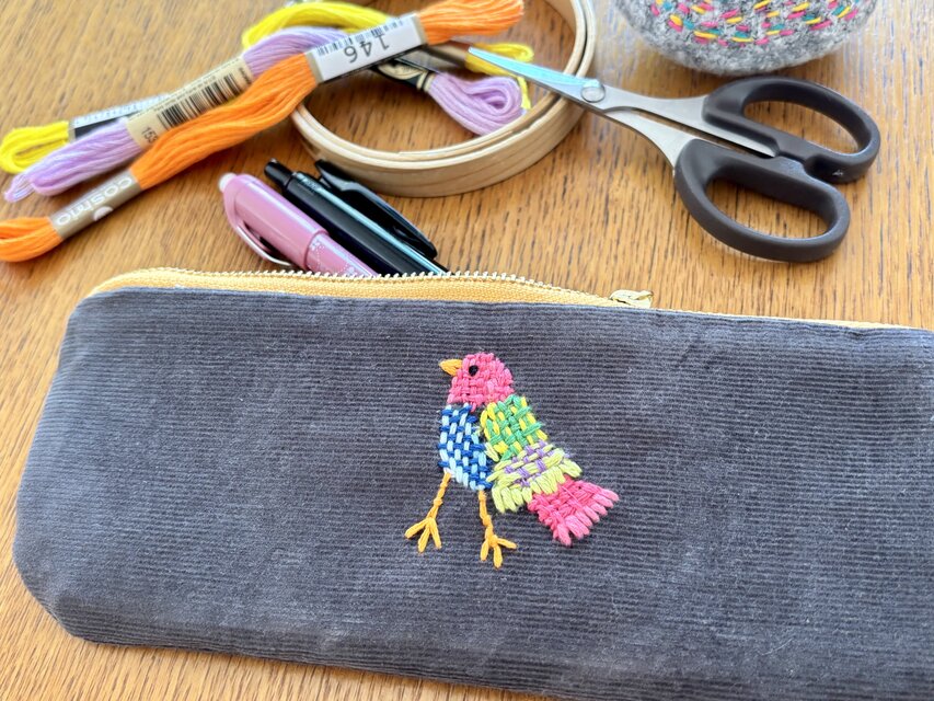 手刺繍のペンケース（小鳥）