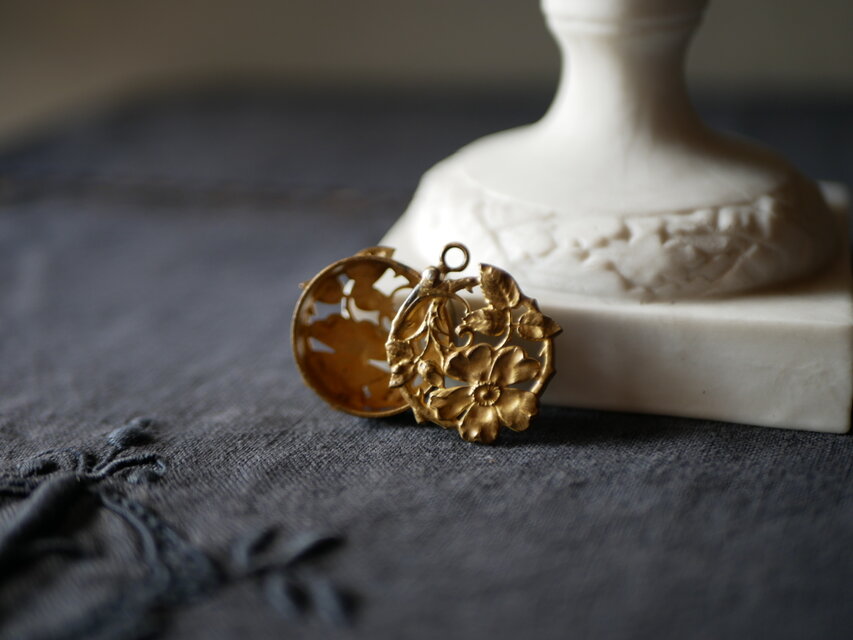 透かし細工の花 アンティークチャーム ペンダントトップ フランス