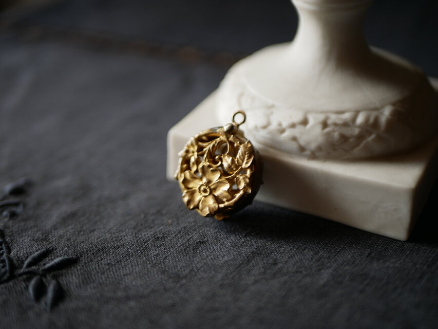 透かし細工の花 アンティークチャーム ペンダントトップ フランス