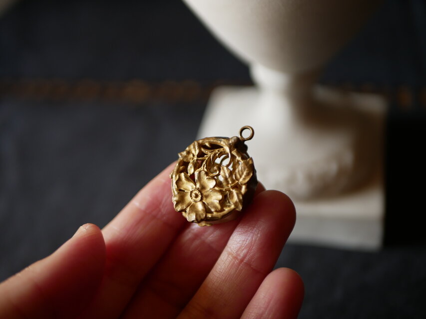 透かし細工の花 アンティークチャーム ペンダントトップ フランス