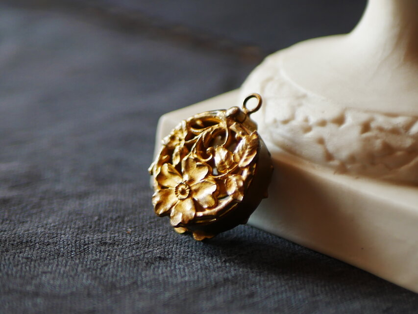 透かし細工の花 アンティークチャーム ペンダントトップ フランス