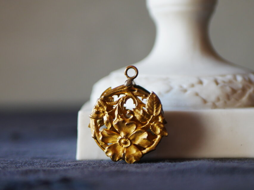 フランスアンティーク　ブロカント　ペンダントトップ 透かし細工の花 アンティークチャーム ペンダントトップ フランス