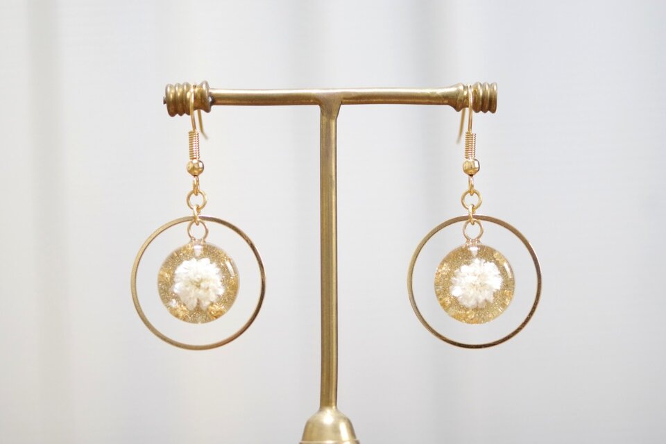 レジンアート　ラウンドピアス〈明け方の夢〉