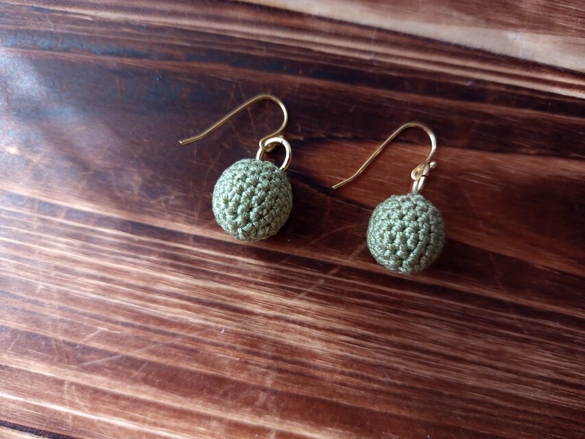 〈受注作成〉編み玉ピアス