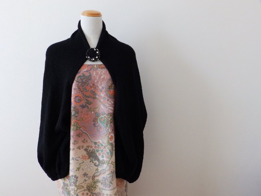 黒いウールループのマーガレット・ブローチ付き・２