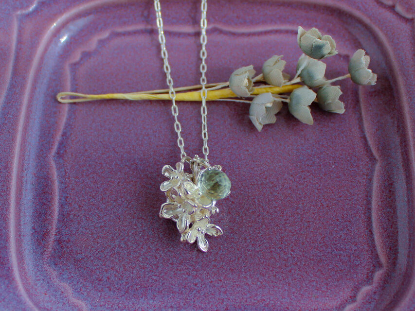 天然石付き　銀木犀のネックレス