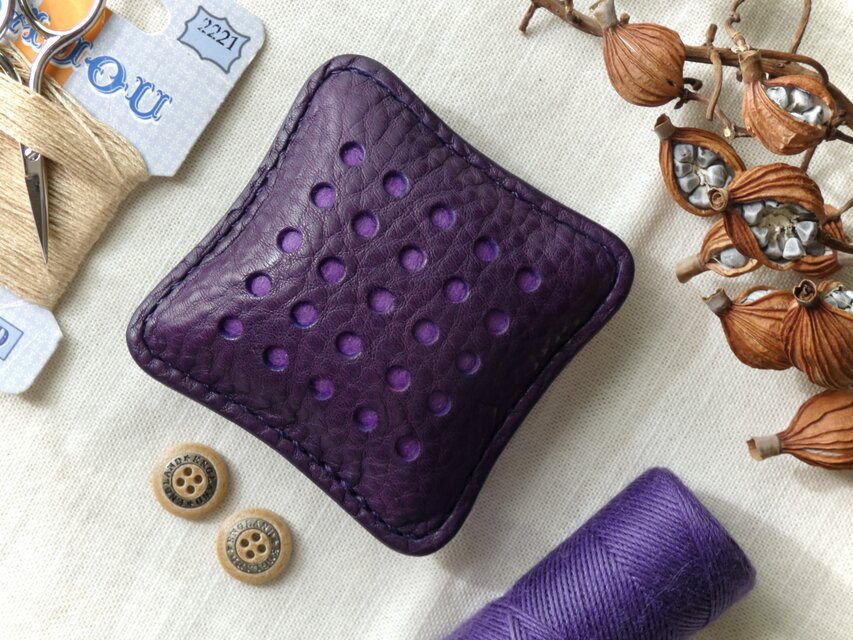 イタリア革のピンクッション／針山／紫 | iichi 日々の暮らしを