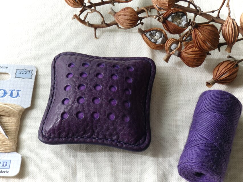 イタリア革のピンクッション／針山／紫 | iichi 日々の暮らしを