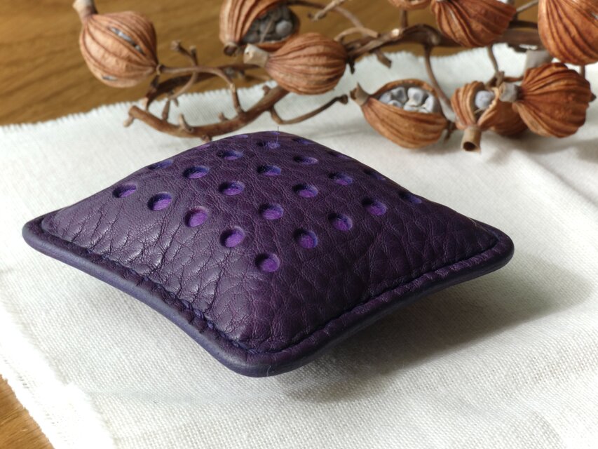 イタリア革のピンクッション／針山／紫 | iichi 日々の暮らしを