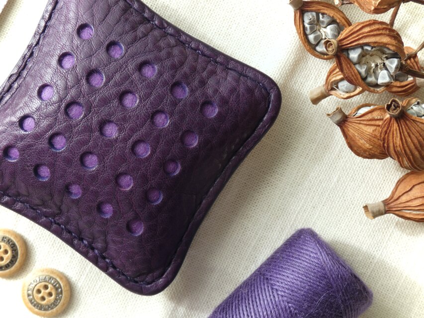 イタリア革のピンクッション／針山／紫 | iichi 日々の暮らしを