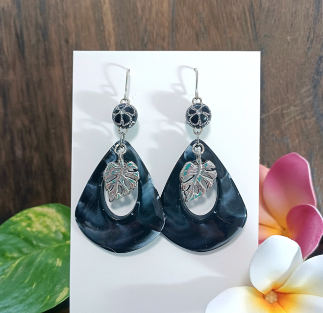 モンステラ大ぶりピアス❀.*･ﾟ マーブルブラックホワイト 黒花プルメリア❀ ハンドメイド No.830