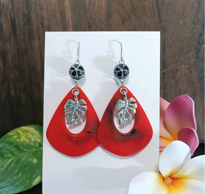 モンステラ大ぶりピアス❀.*･ﾟ マーブルレッド 黒花プルメリア❀ ハンドメイド No.617