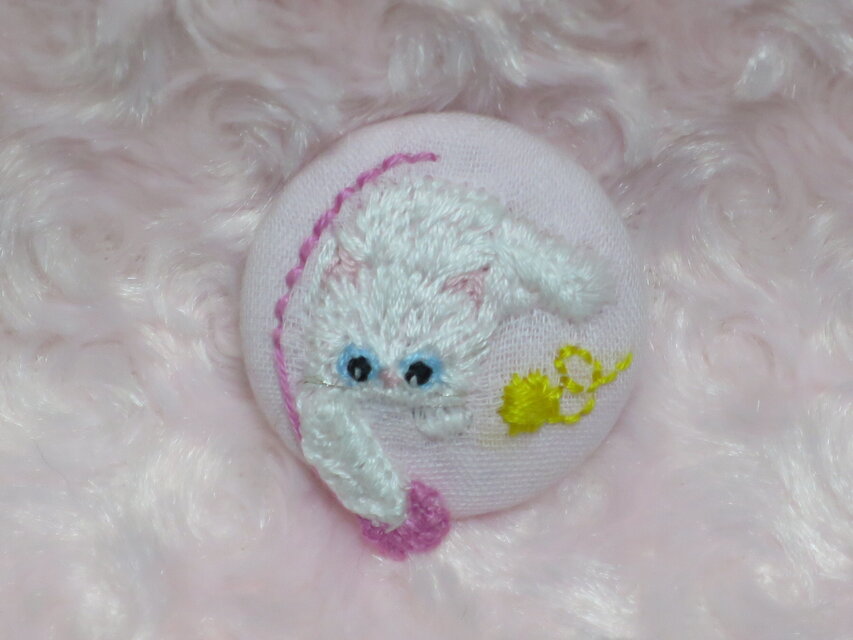 立体刺繍 手刺繍 ブローチ 猫 白猫 白猫と毛糸玉 アクセサリー くるみボタン ハンドメイド