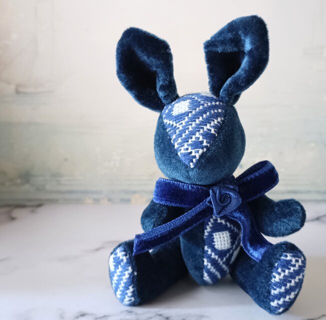 こぎん刺しのウサギS「総刺しこぎんウサギ　サファイア」