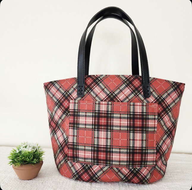 たっぷり入る❤︎合皮の持ち手のチェック柄トートbag
