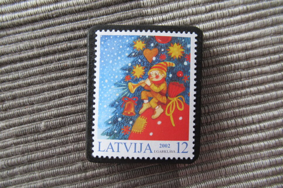 ラトビア　クリスマス切手ブローチ10636