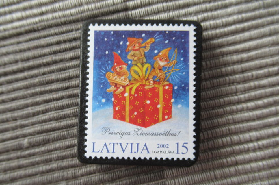 ラトビア　クリスマス切手ブローチ10637