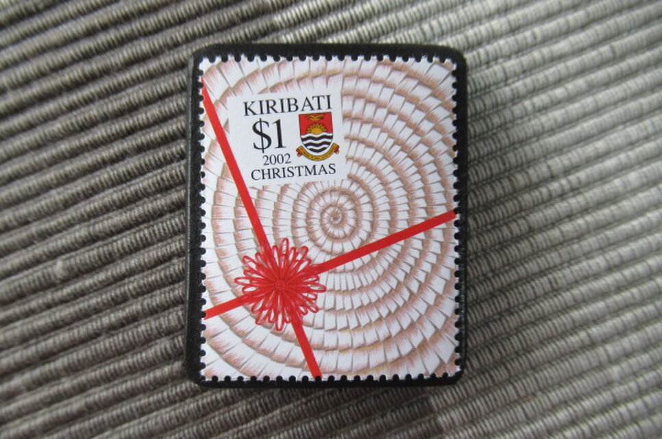 キリバス　クリスマス切手ブローチ10642