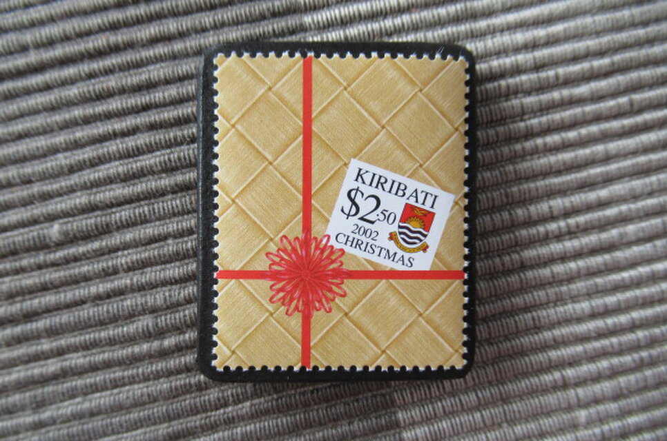 キリバス　クリスマス切手ブローチ10643