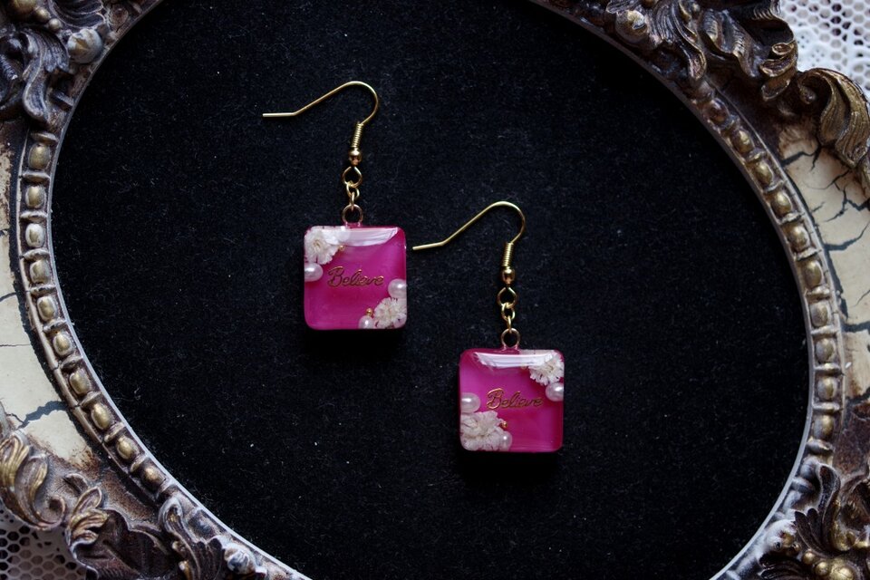 レジンアート　スクエアピアス〈牡丹の精〉