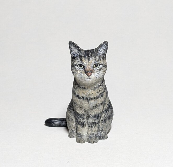 小さな木彫り猫〈おすわり(キジ)〉