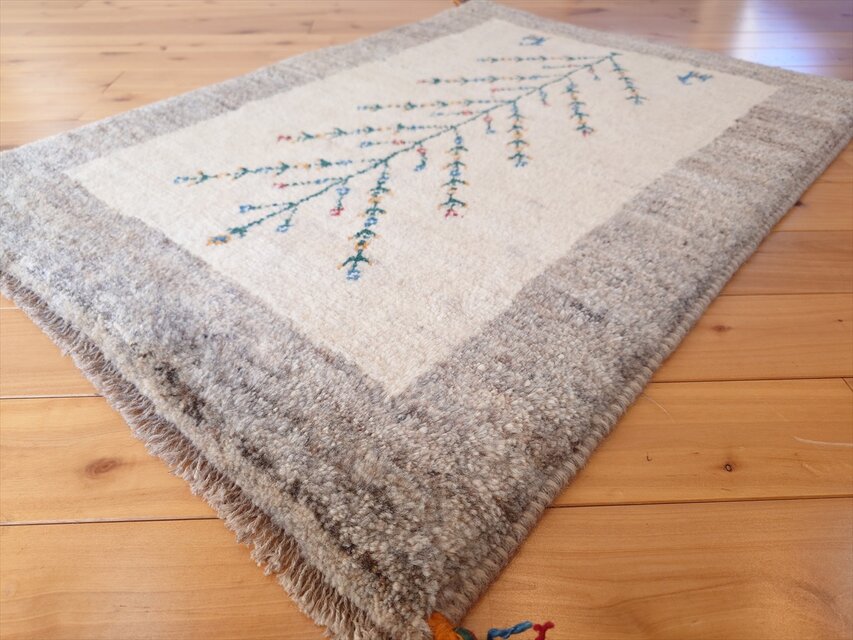 ペルシャ　ギャッベ　ソファ前　小判型　120×80　アイボリー　生命の木　花　葉 ペルシャ ギャッベ ソファ前 小判型 120×80 アイボリー 生命の木 花 葉