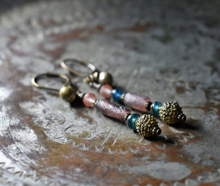 パープルローマングラスとインディゴブルービーズ、アンデシン、つぶつぶブラス、民族鈴のピアス