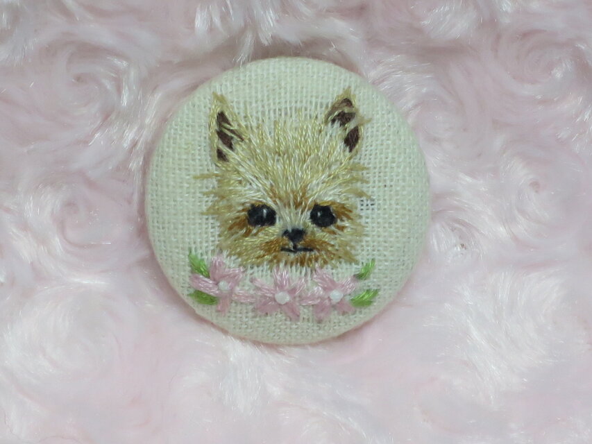 手刺繍 ブローチ 犬 ヨークシャーテリア ヨーキーとペンタス くるみボタン ハンドメイド