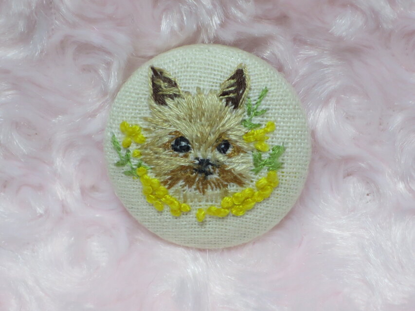 手刺繍 ブローチ 犬 ヨークシャーテリア ヨーキーとミモザ くるみボタン ハンドメイド