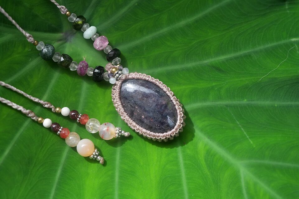 アイオライト　マクラメ　ネックレス Pinkレッセンス☆アイオライト マクラメネックレス1818 | iichi 日々の