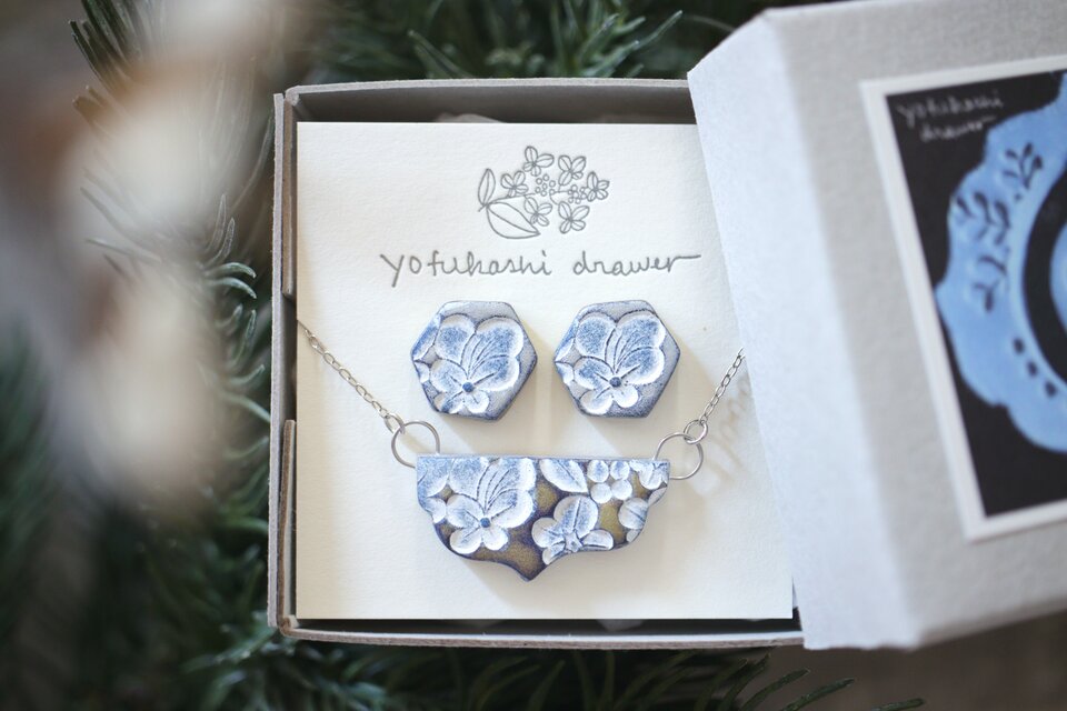 【クリスマス特別作品】: : : 陶土の草花耳かざり・ネックレス : : : 1399