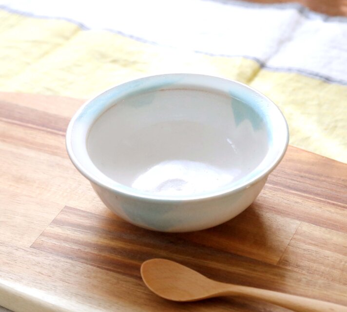 白釉の丸鉢 水色のアクセント ＊ 1