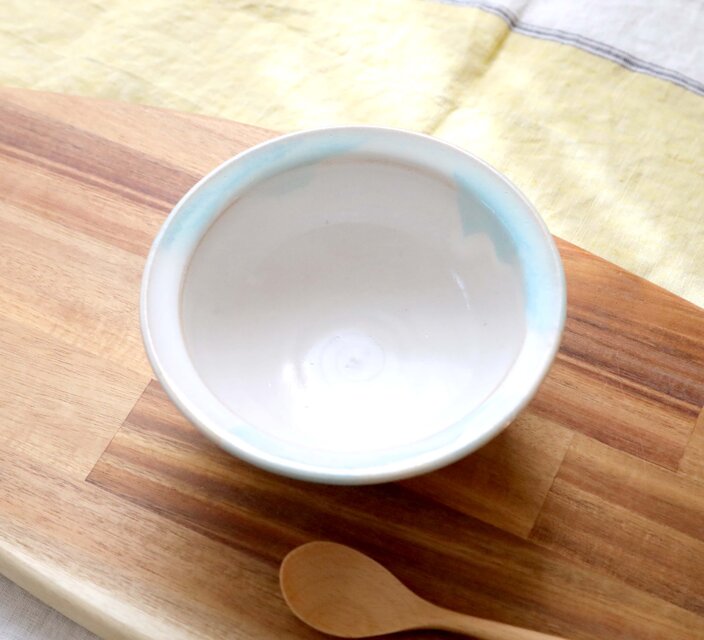 白釉の丸鉢 水色のアクセント ＊ 1 | iichi 日々の暮らしを心地よく