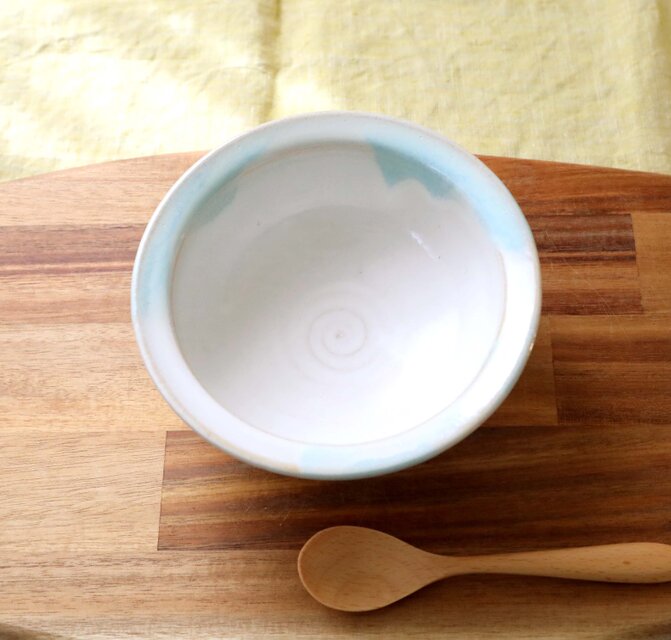 白釉の丸鉢 水色のアクセント ＊ 1 | iichi 日々の暮らしを心地よく