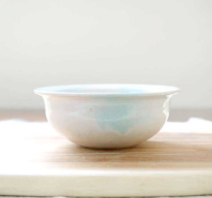 白釉の丸鉢 水色のアクセント ＊ 1 | iichi 日々の暮らしを心地よく