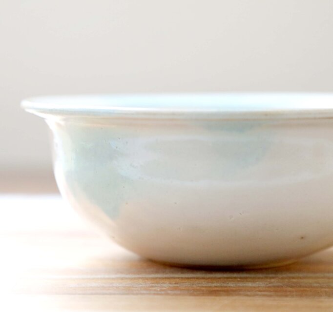 白釉の丸鉢 水色のアクセント ＊ 1 | iichi 日々の暮らしを心地よく