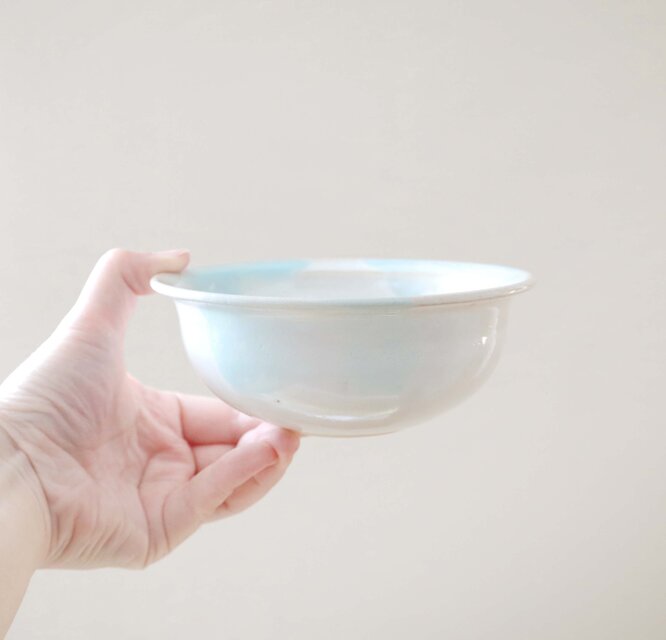 白釉の丸鉢 水色のアクセント ＊ 1 | iichi 日々の暮らしを心地よく