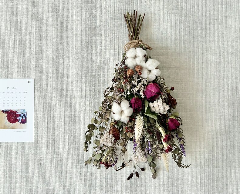 薔薇と綿の実の冬スワッグ | iichi 日々の暮らしを心地よくする