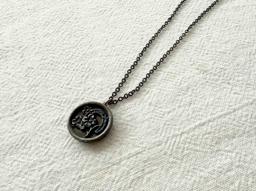 アンティークボタンネックレス／花と馬蹄ボタン