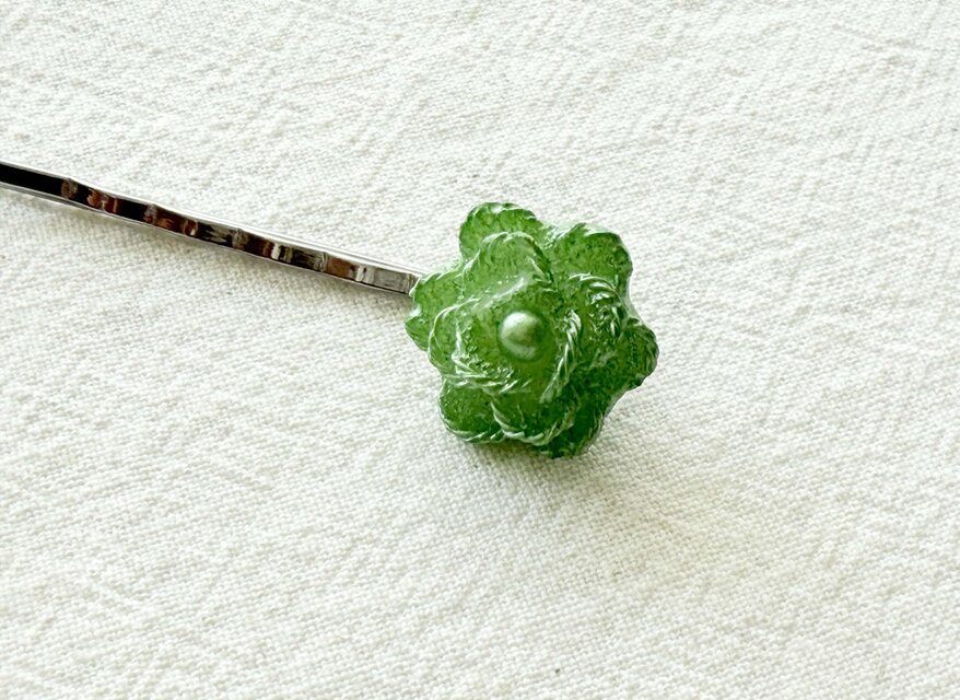 現代ボタンヘアピン／グリーン花・デザインボタン