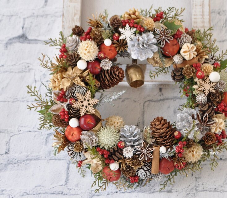 木の実のクリスマス　カウベルとりんご：クリスマス　ベル　木の実　りんご　赤い実　雪の結晶　