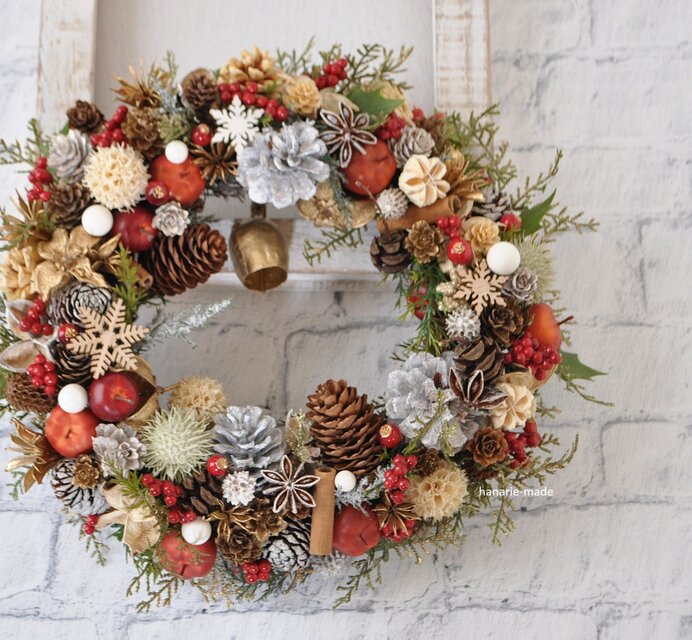 木の実のクリスマス カウベルとりんご：クリスマス ベル 木の実 りんご