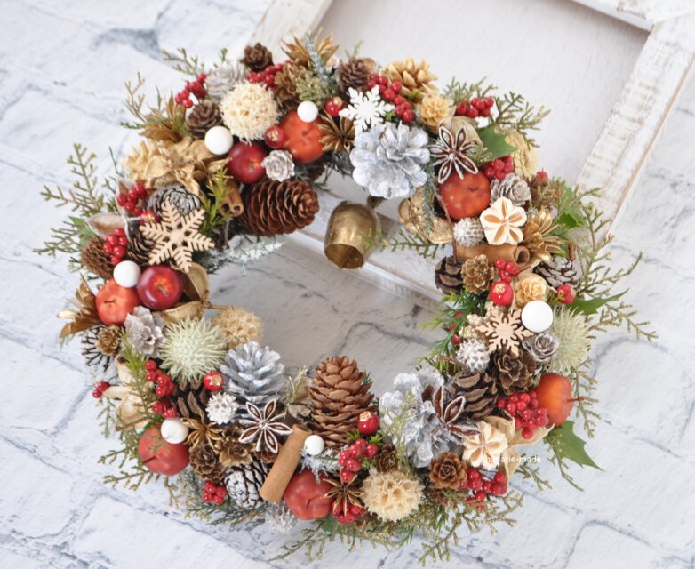 木の実のクリスマス カウベルとりんご：クリスマス ベル 木の実 りんご