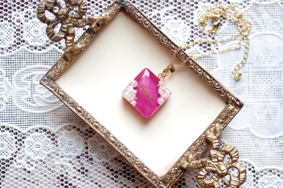 レジンアート　スクエアペンダント〈牡丹の精〉