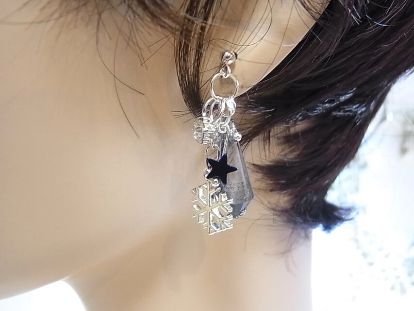 ピアス 雪の結晶 ヘマタイト星 氷柱風ガラスビーズ